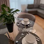 8 Pietro Self Check-in, Parking Apartman *
