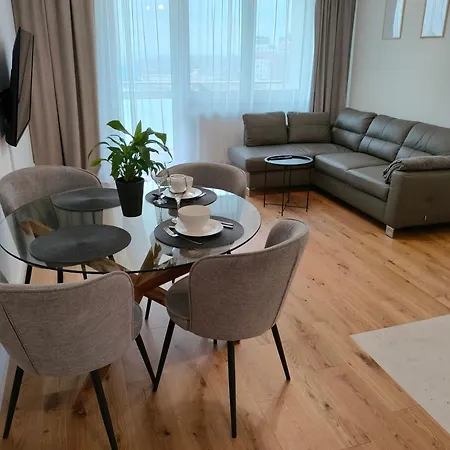 8 Pietro Self Check-in, Parking *