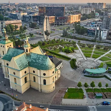 8 Pietro Self Check-in, Parking