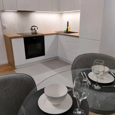 8 Pietro Self Check-in, Parking