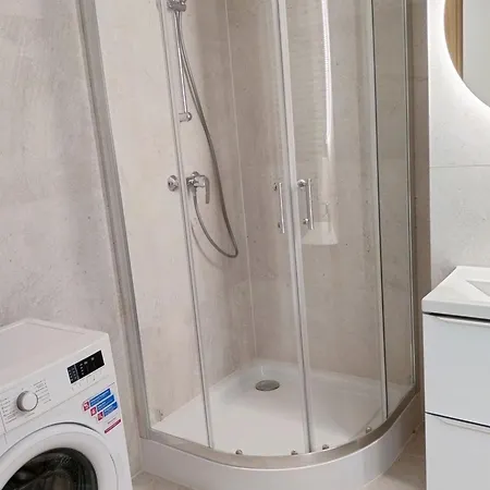 8 Pietro Self Check-in, Parking *