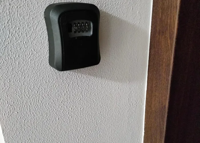 8 Pietro Self Check-in, Parking *