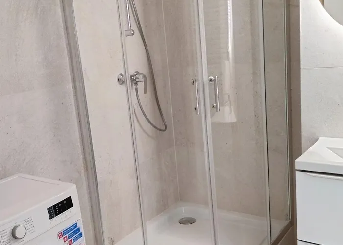 8 Pietro Self Check-in, Parking *